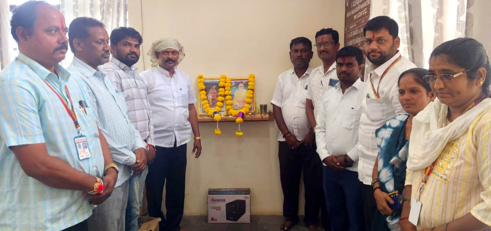 ಹೆಸ್ಕಾಂ ಎಇಇ ಆರ್.ಆರ್.ಹಂಡಿ ಭಾಗಿ :                                              ಹೆಸ್ಕಾಂ ಕಚೇರಿಯಲ್ಲಿ ನಾರಾಯಣಗುರು,ನೂಲಿಯ ಚಂದಯ್ಯ ಜಯಂತಿ