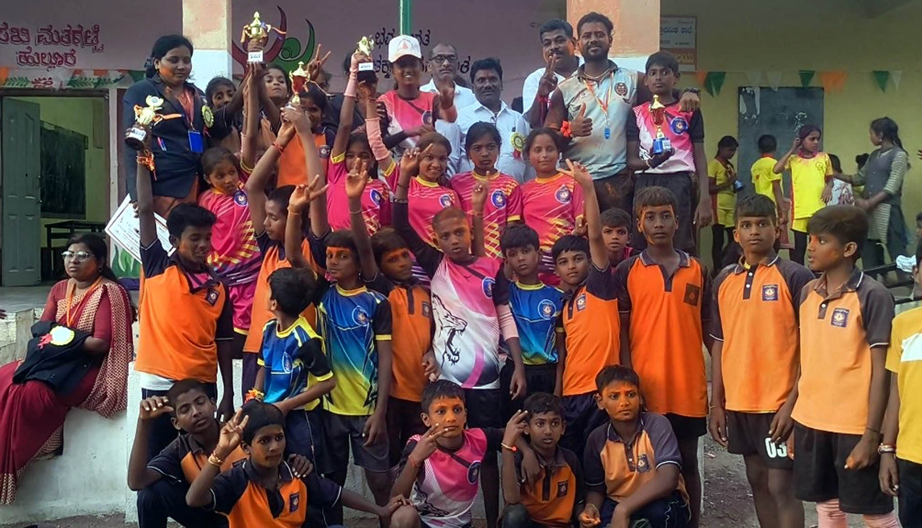 ಹುಲ್ಲೂರ ಎಸ್.ಎನ್.ಡಿ ಪಬ್ಲಿಕ್ ಶಾಲೆಗೆ ವೀರಾಗ್ರಣಿ ಪ್ರಶಸ್ತಿ