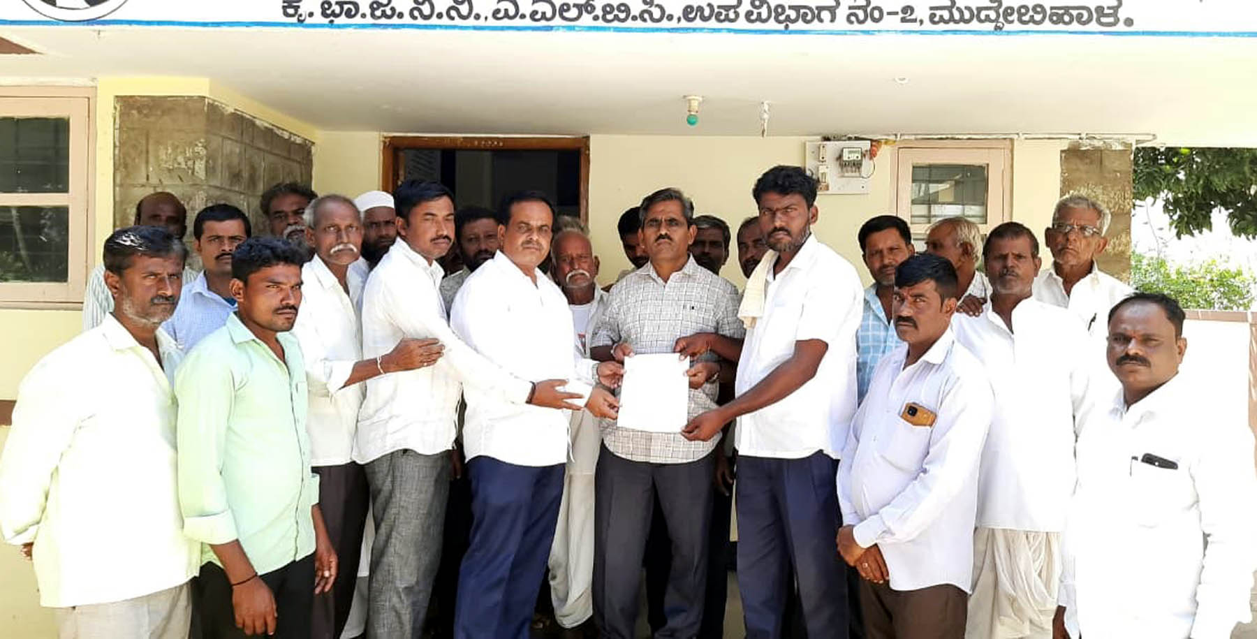 ಕೆಬಿಜೆಎನ್‌ಎಲ್ ಅಧಿಕಾರಿ ವಿರುದ್ಧ ಆರೋಪ:                     ‘ಸರ್ಕಾರ ಹಣ ಕೊಡುತ್ತಿಲ್ಲ,ನೀವೆ ಪಟ್ಟಿ ಹಾಕಿಕೊಂಡು ಕಾಲುವೆ ದುರಸ್ತಿ ಮಾಡಿಕೊಳ್ಳಿ’