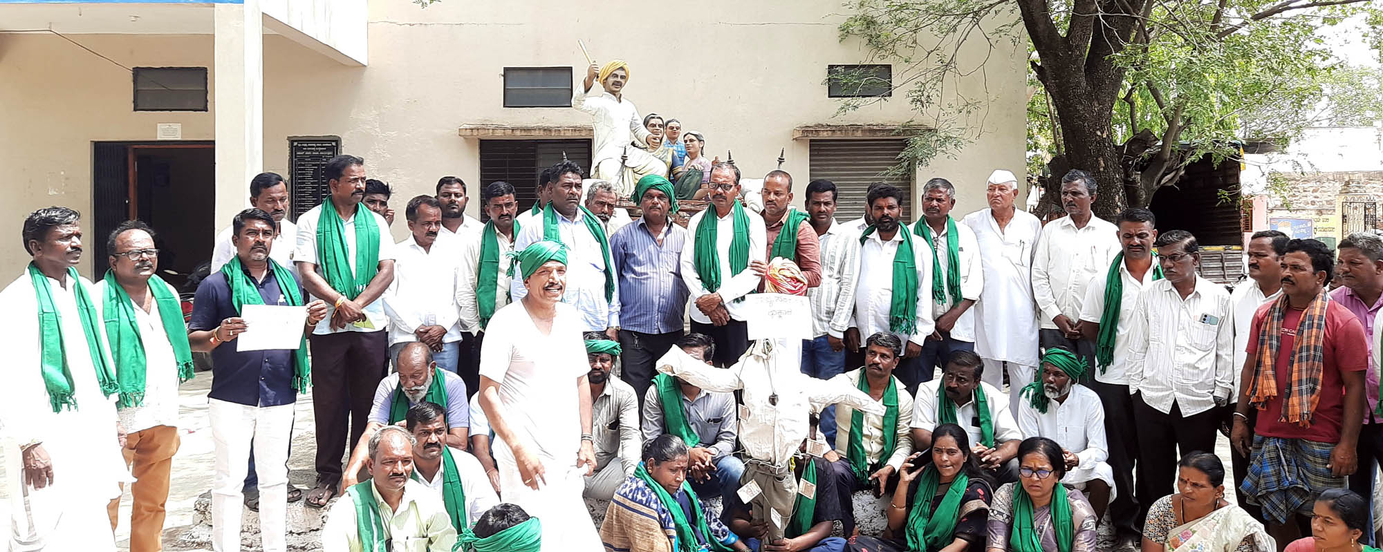 ಬಿಜೆಪಿ ಕಾರ್ಯಕರ್ತರಿಂದ ಕೂಲಿ ಪ್ರಹಾರ :                             ಸರ್ಕಾರದ ಪ್ರತಿಕೃತಿಗೆ ಚಿಲ್ಲರೆ ನೋಟಿನ ಹಾರ ಹಾಕಿ ಪ್ರತಿಭಟನೆ
