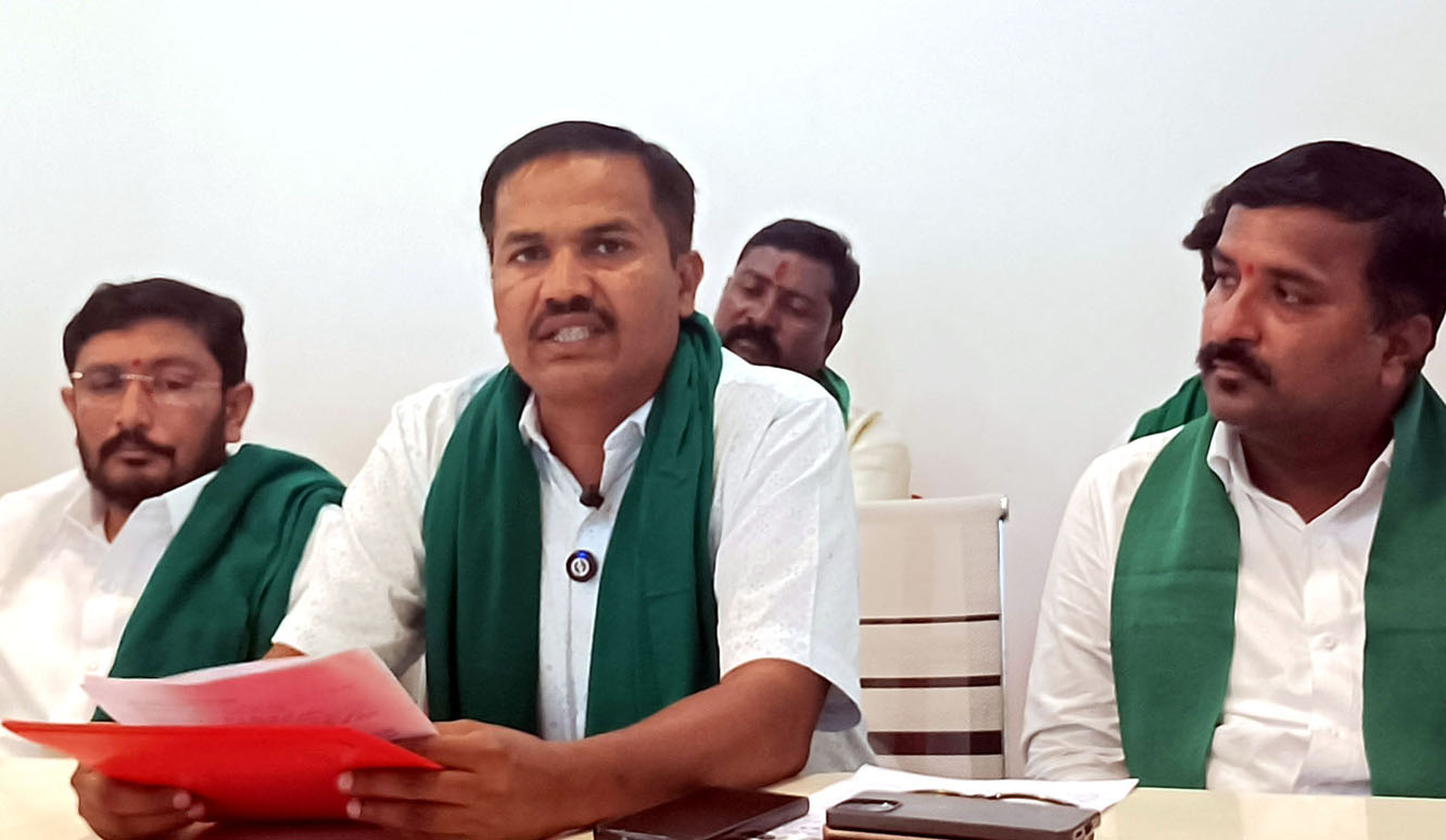 ಕಬ್ಬು ಬೆಳೆಗಾರರ ಜೊತೆ ಕೇಂದ್ರದ ಚರ್ಚೆ ವಿಫಲ:              ಅ.13 ರಿಂದ ನಿಡಗುಂದಿ-ಆಲಮಟ್ಟಿ ಹೈವೆಯಲ್ಲಿ ರಸ್ತೆ ತಡೆ