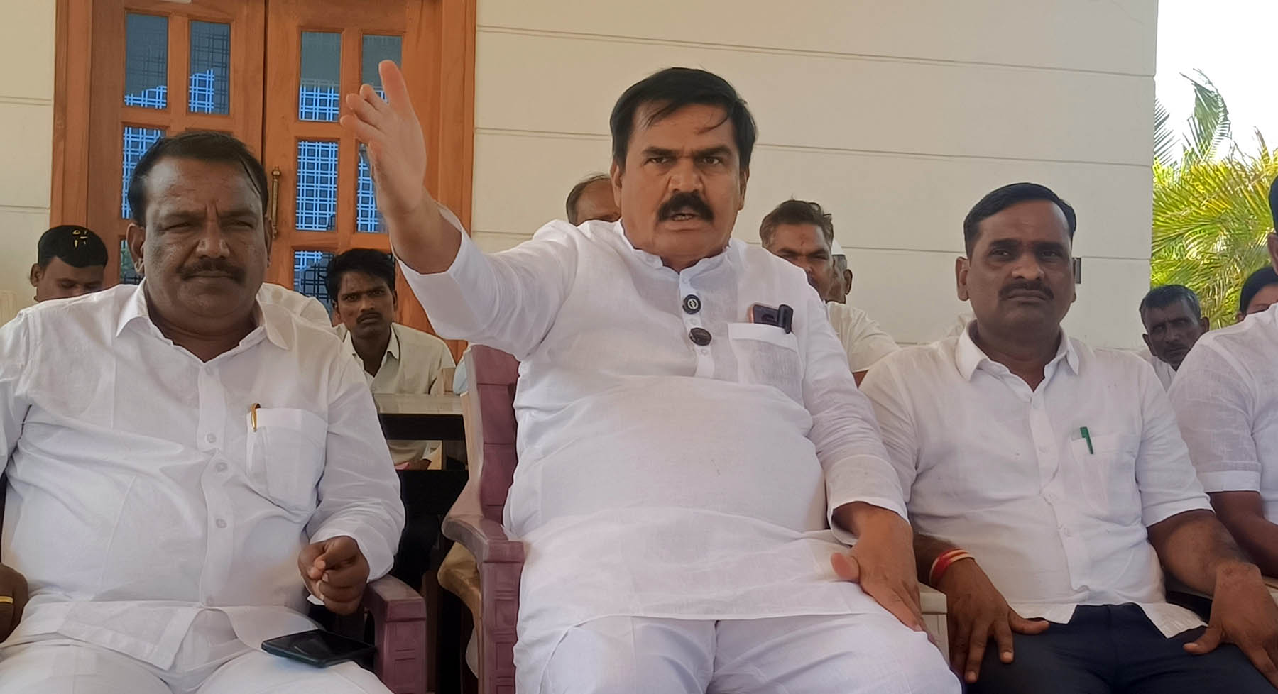 ಶಾಸಕ ನಾಡಗೌಡರ ವಿರುದ್ಧ ಏಕವಚನದಲ್ಲಿಯೇ ವಾಗ್ದಾಳಿ:  ‘ನಿನ್ನ ಹಾಗೆ ಹವಾಯಿ ಚಪ್ಪಲಿ ಹಾಕಿಕೊಂಡು ನಾನು ನಾಟಕ ಮಾಡಿಲ್ಲ’-ನಡಹಳ್ಳಿ’