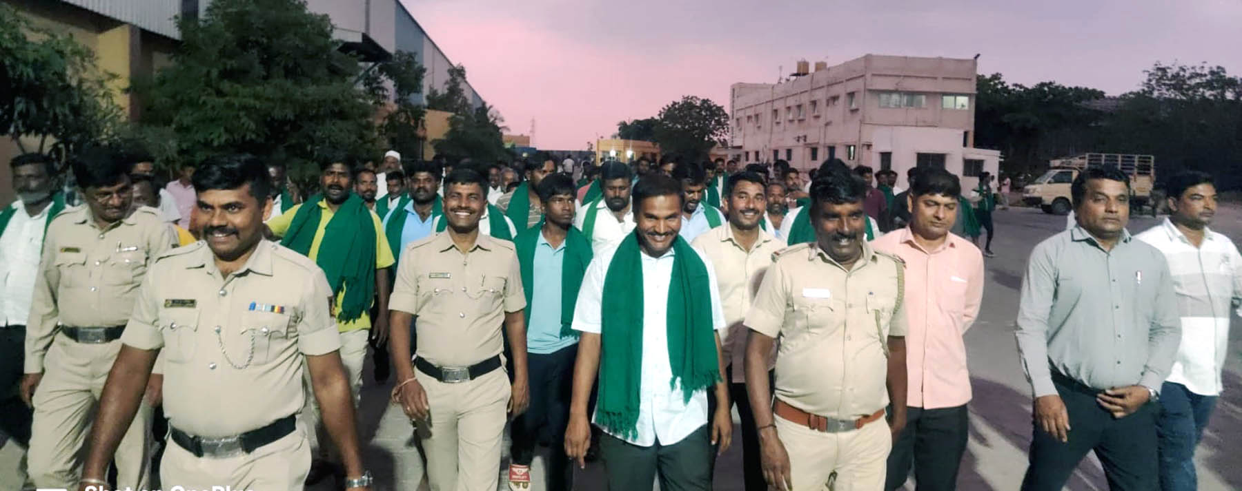 ರೈತ ಸಂಘದ ರಾಜ್ಯ ಉಪಾಧ್ಯಕ್ಷ ಶಾಂತಗೌಡ ನೇತೃತ್ವ:   ನಾಯನೇಗಲಿ,ಬಾಲಾಜಿ ಶುಗರ‍್ಸ್ ಸಕ್ಕರೆ ಗೋದಾಮುಗಳಿಗೆ ಬೀಗ