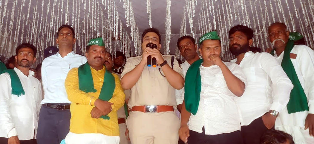 ಯಲಗೂರ ಕ್ರಾಸ್‌ನ ಹೋರಾಟಕ್ಕೆ ಡಿಸಿ,ಎಸ್ಪಿ ಭೇಟಿ:                         ದರ ಘೋಷಿಸಿದ ನಂತರವೇ ಕಾರ್ಖಾನೆ ಆರಂಭ-ಡಿಸಿ ಡಾ.ಆನಂದ್